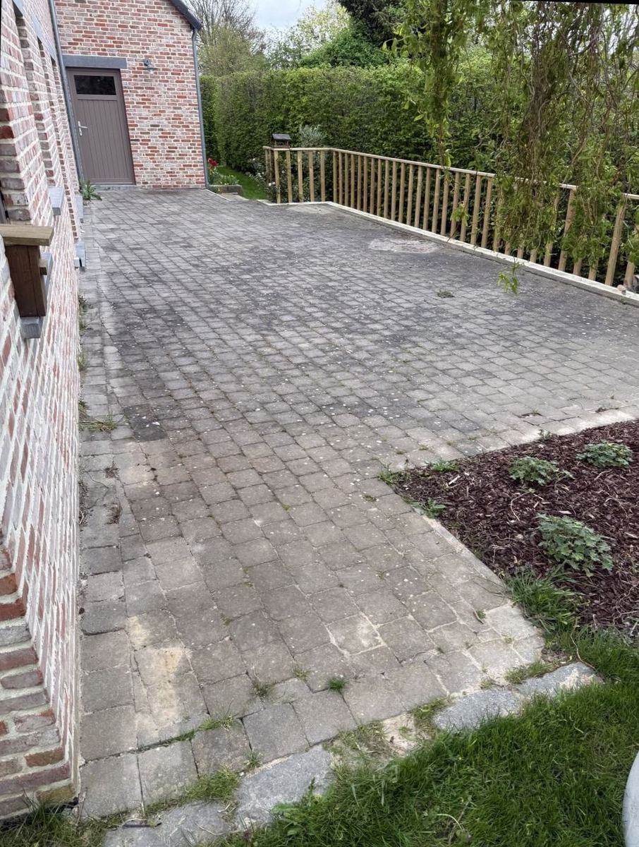 Deck with railing before cleaning